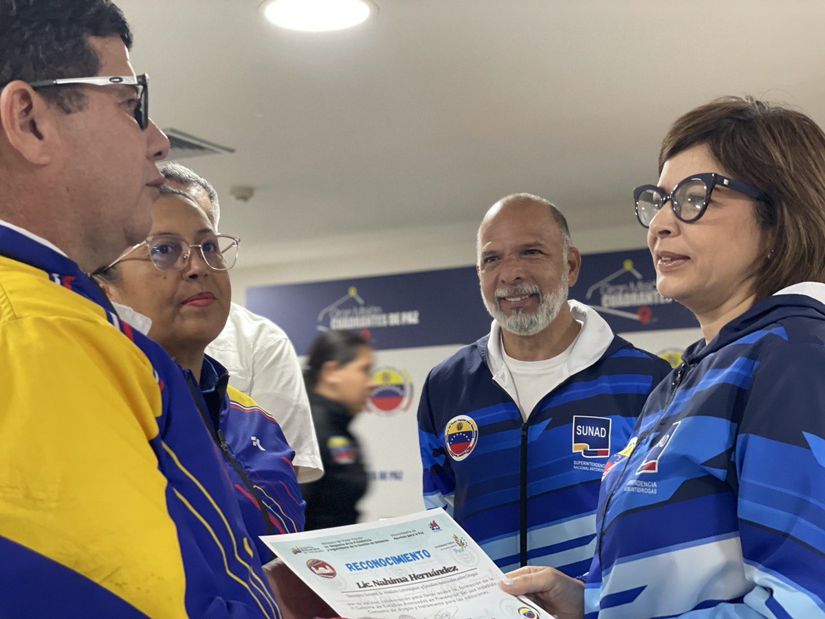 La ocasión fue propicia para la entrega de distintas placas de reconocimiento, entre ellas, al MG <a href="/LopezvargasR/">MG. Richard López Vargas</a>, el Centro de Análisis Estratégico y Estudios Avanzados sobre Drogas y la División Contra Drogas de la PNB.