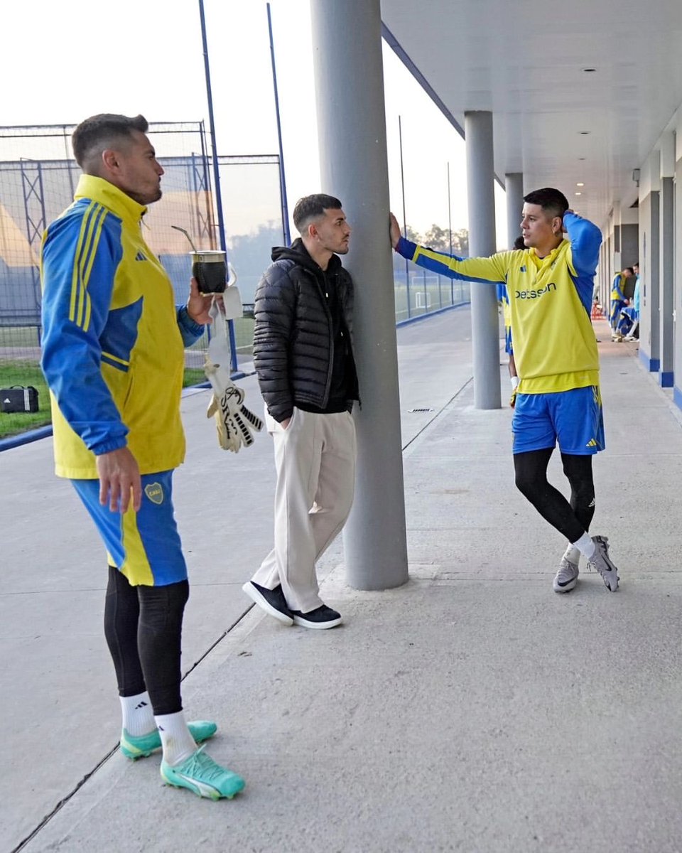 👀 Leandro #Paredes, como sabemos, estuvo presente en @BocaPredio y observó el ENTRENAMIENTO bajo el mando de #DiegoMartínez. 

🧉 Tras la práctica, hubo CHARLA con RONDA de MATES. 

▶️ Arrancó #Rojo y #ChiquitoRomero, luego se sumaron varios más, entre ellos, #RIQUELME.