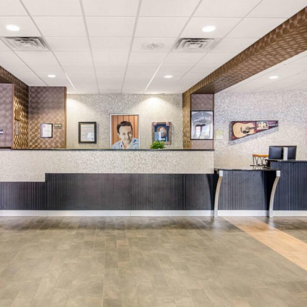 ClarionNashDT's tweet photo. Guest satisfaction is rule #1 at Clarion Hotel Nashville Downtown! We're ready to give you a delightful hospitality experience to exceed your expectations on your next visit! Reserve your stay with us. https://t.co/rrxDasZKVy #hospitality #guestsatisfaction #1rule https://t.co/VV16Xefkzp