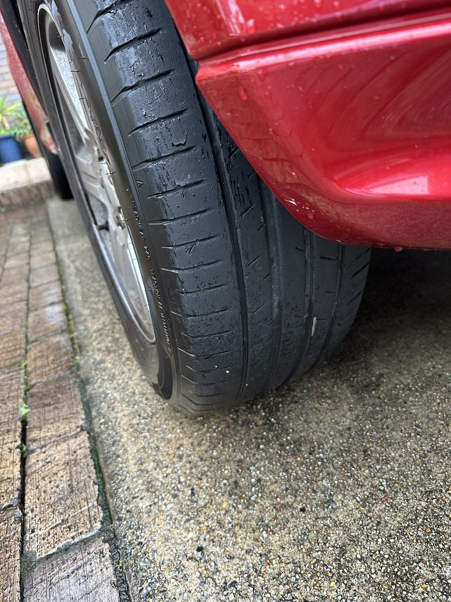 laybrick1996's tweet photo. 自家用車のフリーランダー2🇬🇧
そろそろタイヤの残量がまずい💦
交換をします!
#landrover #freelander2 #ランドローバー #フリーランダー2 https://t.co/144Vv7uYng