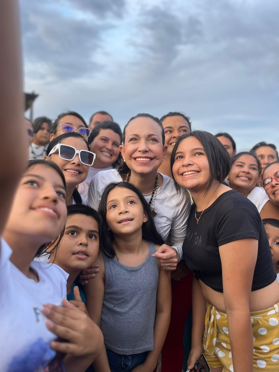 Toda una familia esperando afuera de su casa para saludar y tomarse su foto con nuestra líder @MariaCorinaYA. La familia Marchán, desde el estado Lara está unida por Venezuela, ellos están #convzla ¡El #28dejulio Vamos a Ganar!.