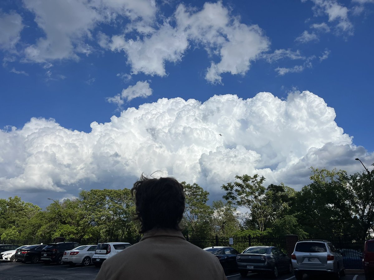 Beautiful cumulonimbus in Indy😍 (if you zoom in close enough you can see an airplane in front of the clouds) #INwx