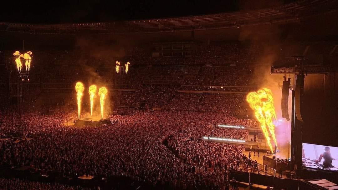 plusmusicbr's tweet photo. Lady Gaga está protagonizando o maior filme do ano e ainda vai lançar um álbum pop que segundo rumores terá referências a Michael Jackson. A mulher é sucesso na música, no cinema, compõe, toca, dança, produz e é um ícone da moda. Procure outro artista que faça tudo isso e falhe. https://t.co/ljCjpe45Rj
