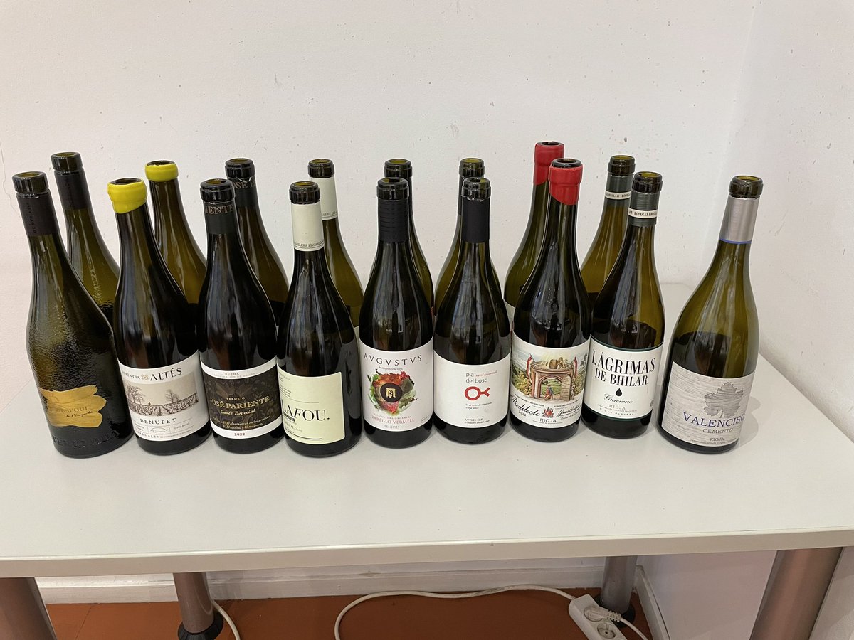 Divertida cata ayer en <a href="/UECatadores/">Unión Española de Catadores</a> magistralmente ejecutada por Dani Poveda de <a href="/LAVINIA_ESP/">LAVINIA España</a> y en donde no me ha sorprendido nada que el vino que más ha gustado haya sido CEMENTO de mi querida <a href="/valencisorioja/">VALENCISO Rioja</a> Tempranillo de elegancia, equilibrio y expresión frutal😍