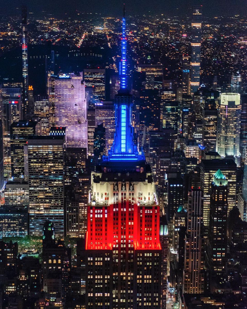 Shining in red, white and blue in celebration of the French Open @rolandgarros @tennischannel Text CONNECT to 274-16 to get alerts on our Lights! Watch tonight's lighting here: esbo.nyc/xm5 📷: captiv_8/IG