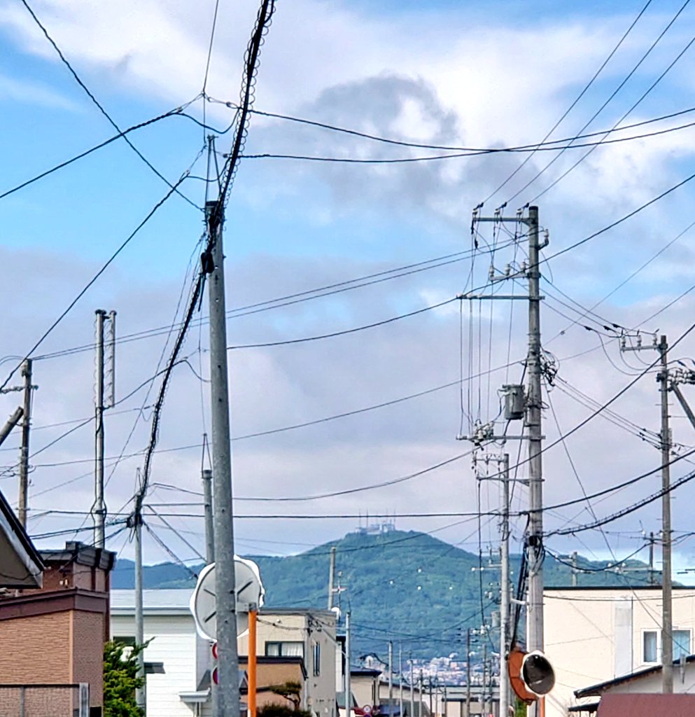 今日は雲が多いけど晴れ間も見える函館です🌤️
今日も届くといいな😊
それでは、今日も元気に
えい、えい、るー🦋
#イマソラ
#函館
#藍井エイル
#BEYONDGAZE