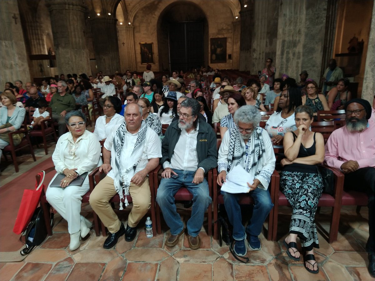 Junto a los queridos Abel Prieto y Alex Pausides, hoy asistí a la velada Palabra del mundo, acción del Festival Internacional de Poesía de La Habana. Más de 70 poetas de 33 naciones vinieron al evento. Entre ellos, la poeta y ministra de Cultura de Honduras, Annarella Vélez.
