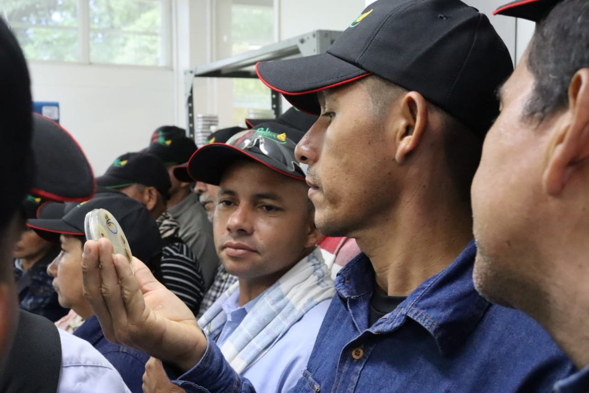 CenipalmaOrg's tweet photo. Más de 60 pequeños productores👨🏽🌾 de la región del Catatumbo nos visitaron en el #CEPV, donde compartimos la tecnología🔬y avances de investigación 👨🏽🔬que se llevan a cabo en el Campo Experimental y que favorecen la sanidad vegetal y productividad de la palma de aceite 🌴 en 🇨🇴. https://t.co/ystBfUQtke
