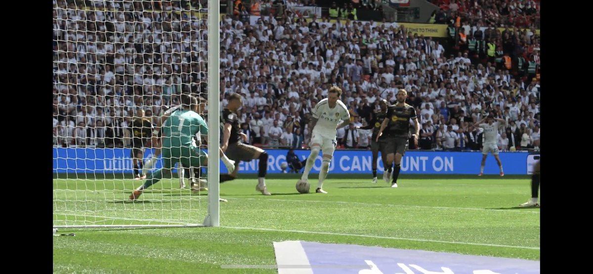 Taylor Harwood-Bellis somehow managed to get across to make the tackle here.

To not only get over, but to then time the tackle perfectly is obscene. 

Serious player - and he’s a scummer 😮‍💨 #SaintsFC