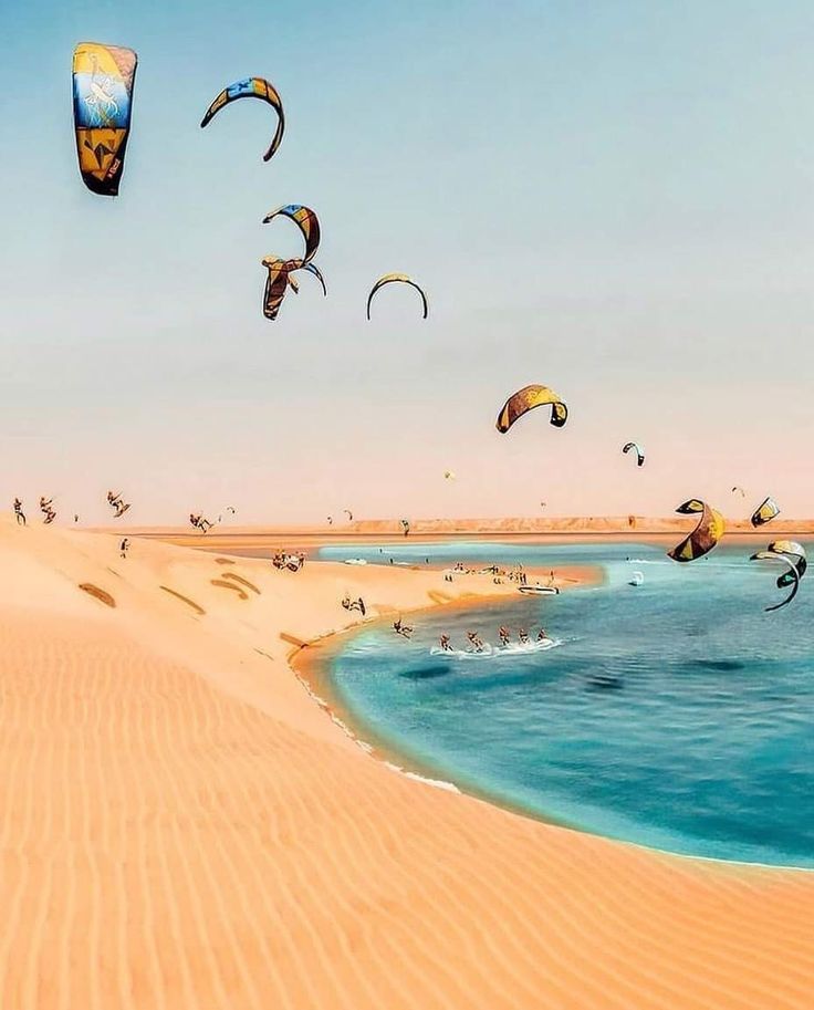 Playa Dakhla, un encuentro de las dunas del desierto con el océano.🇲🇦❤️. El polígono perfecto para los deportes aéreo náuticos.
Surfistas, kitesurfistas o windsurfistas,  consideran este lugar como uno de los más bellos del mundo. 🤗 Yo también lo  digo.