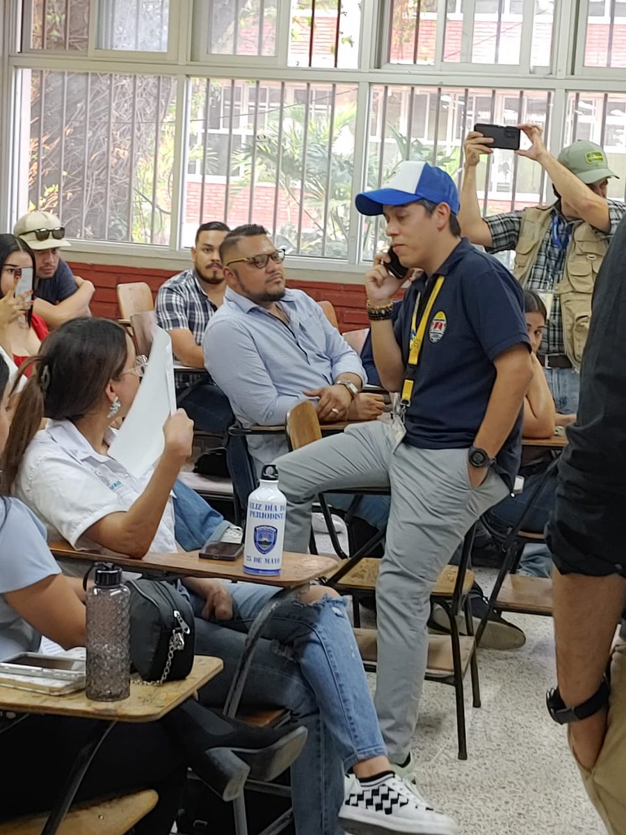 El rector llamando a la licenciada que no se presentó al aula de clases. 😂🤣🤣 ¿Yo? Del Team del @UNAH_Rectoria siempre 🤣🤣