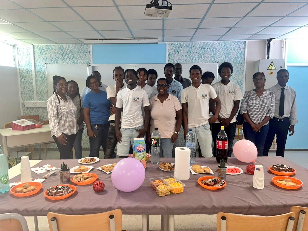 Nos élèves de la Terminale CAP PAR, encadrés par leur enseignante Mme Gaël, ont réalisé ce chantier école dans le cadre de l'épreuve EP2 "Réalisation et contrôle de travaux courants du CAP".
Excellente initiative de mesdames Famibelle et Vindex.