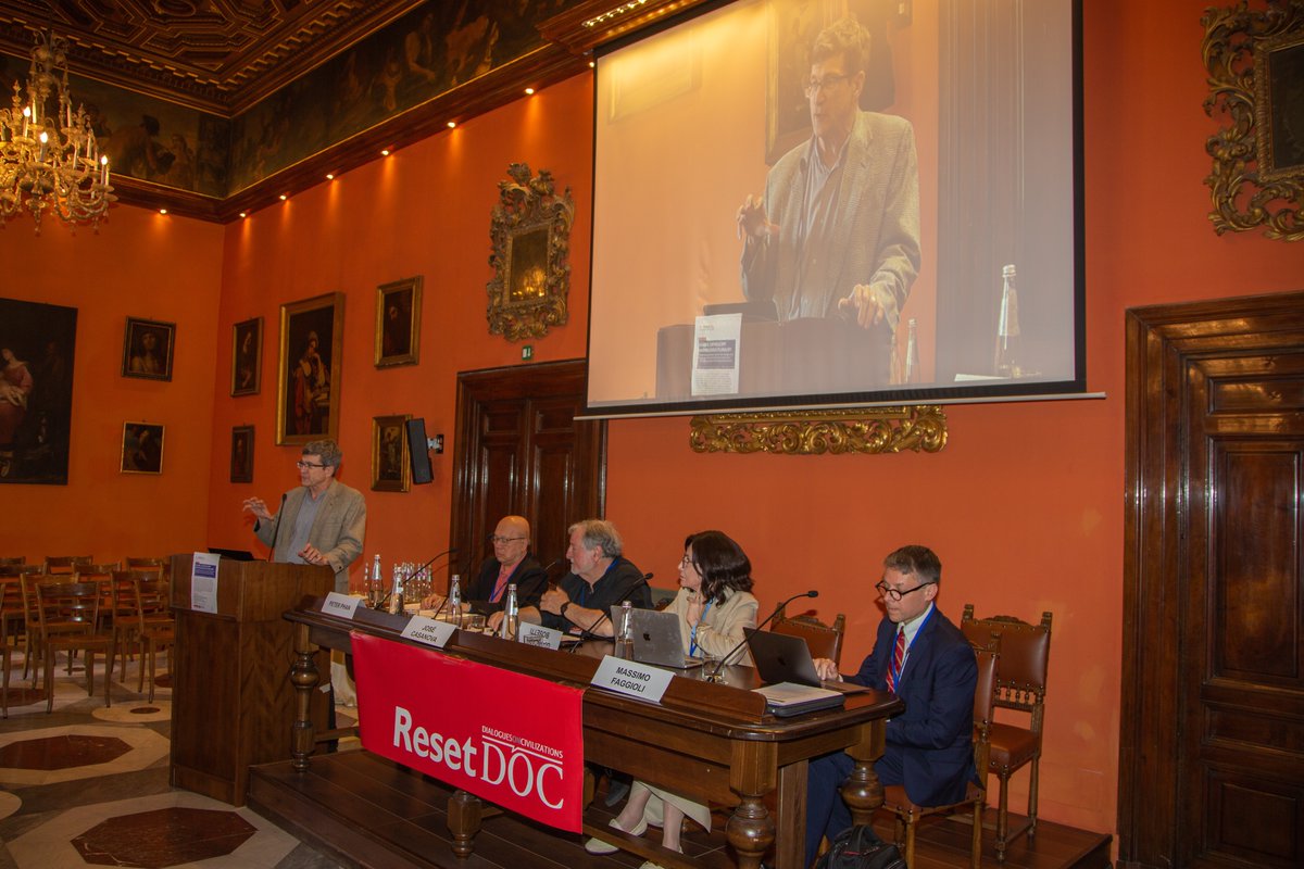 Talked recently in Rome, where @IACSUSC helped fund a conference on Global Catholicism & Religious Pluralism, with @resetdoc  and @Georgetown University. At table: eminent theologians Peter Phan and Massimo Faggioli; eminent sociologists José Casanova and Jocelyne Cesari.