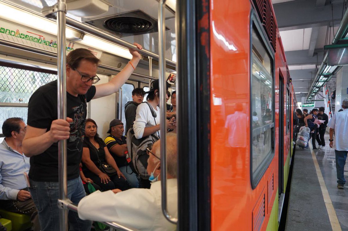 MovCiudadanoCMX's tweet photo. Salomón @Chertorivski continuó con su recorrido en el metro donde visitó las líneas 7, 8, 9 y 12, donde escuchó a las y los chilangos en este cierre de campaña 🚇.
¡Siempre es un gusto saludarlos, chilangxs! 🧡 Nos vemos mañana en el último día del #Metrotour 😌.
#VotaSalomón https://t.co/HXwQu8x6uk