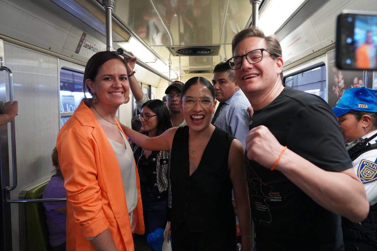 MovCiudadanoCMX's tweet photo. Salomón @Chertorivski continuó con su recorrido en el metro donde visitó las líneas 7, 8, 9 y 12, donde escuchó a las y los chilangos en este cierre de campaña 🚇.
¡Siempre es un gusto saludarlos, chilangxs! 🧡 Nos vemos mañana en el último día del #Metrotour 😌.
#VotaSalomón https://t.co/HXwQu8x6uk