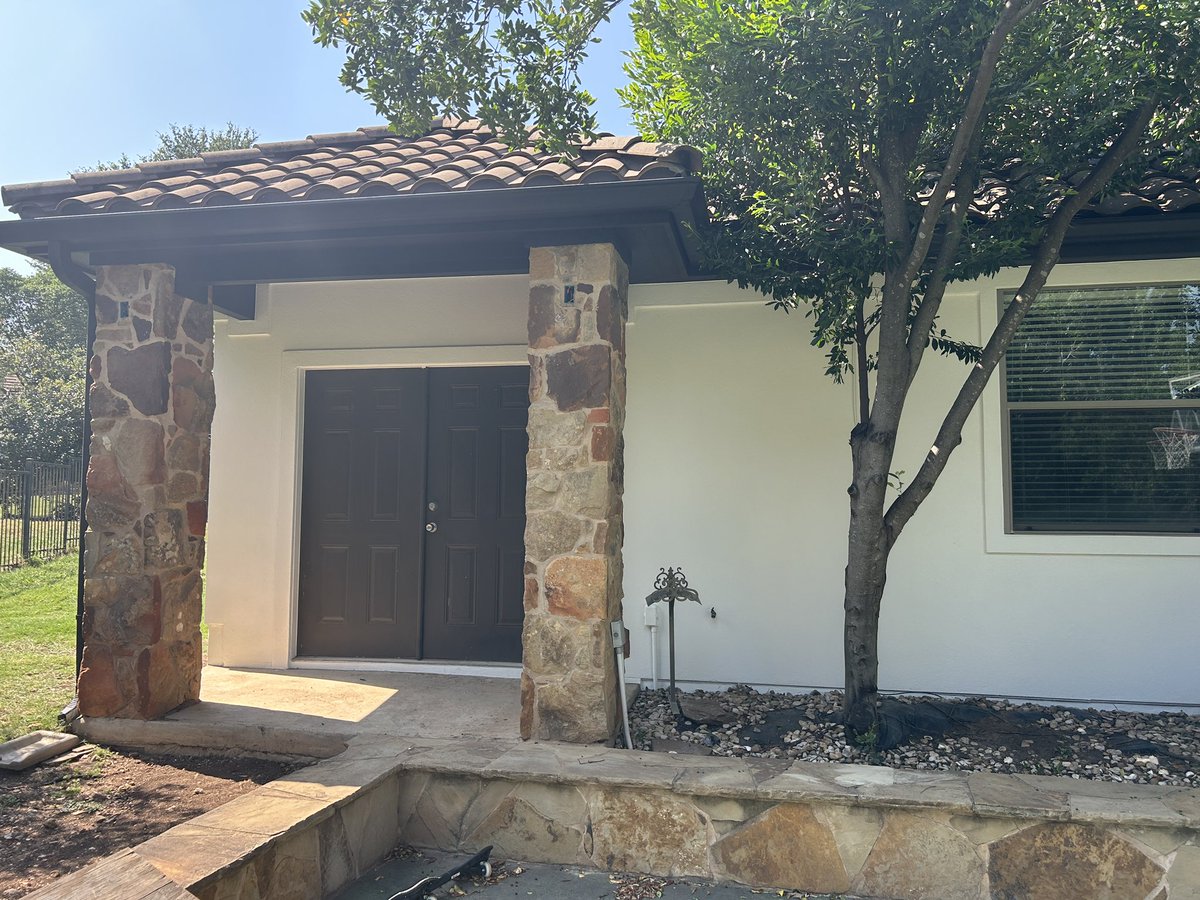 Finishing up a casita. @SherwinWilliams Alabaster on the stucco and Black Magic on the trim.

Alabaster’s bold for an exterior, a lot of people say it’s too light, but I love the way it looks, especially against the stone, which can be a little tricky.