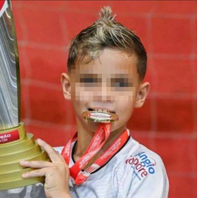 Cr7DotOne's tweet photo. A 10-year-old named Cristiano Ronaldo is making waves in Brazil! 
This young talent from Santos was named after his dad's idol, the Portuguese legend. 
With Santos history of stars like Neymar and Pelé, could he be the next big thing? 🌟⚽️ #CristianoRonaldo #Santos https://t.co/gtugOi3GOG