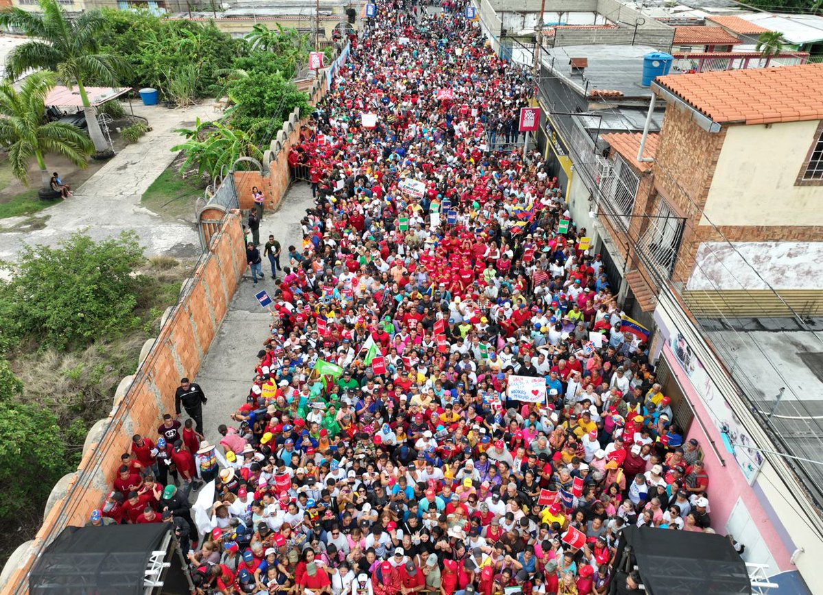 Así se desbordaron de pueblo las calles de la parroquia Guerrera Ana Soto, municipio Iribarren en el estado Lara. Ustedes me llenan de fuerza para seguir luchando por la Patria y la construcción del futuro de bienestar y Paz. Desde todos los frentes de batalla le decimos al