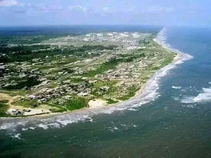 This is Ibeno Beach 🏝 Akwa Ibom State, Nigeria 🇳🇬 It is a stunning coastal destination along the Atlantic Ocean. Known as the longest sand beach in Africa, it stretches for approximately 30 kilometers from Ibeno to James Town. The Qua Iboe River estuary adds to the beauty of