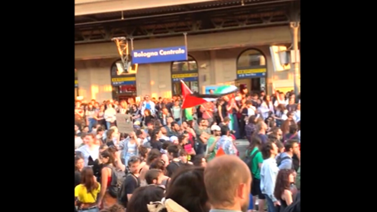 Manifestanti pro-Palestina occupano binari della stazione di Bologna: treni bloccati dlvr.it/T7WYhf #Attualità #guerraisraelehamas @Today_it