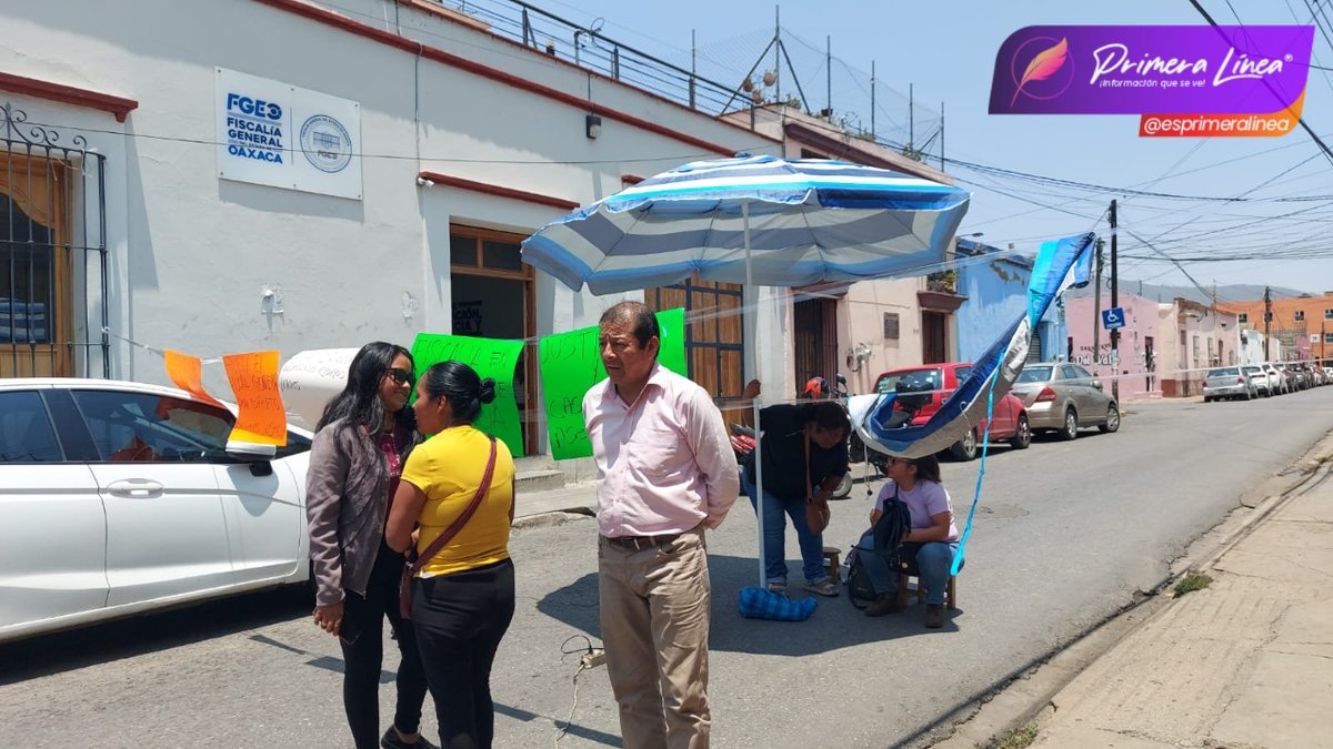 #AlertaVial🔴|| Bloqueo en la calle de Arista, cerca de la Fiscalía General, por familiares de Brenda Zuriana y Felipa Marlene Mota Cruz, atropelladas por el empresario Carlos Alberto Innes García. Exigen una indemnización justa tras su fallecimiento.
Fotos @MarioRomero80 #Oaxaca