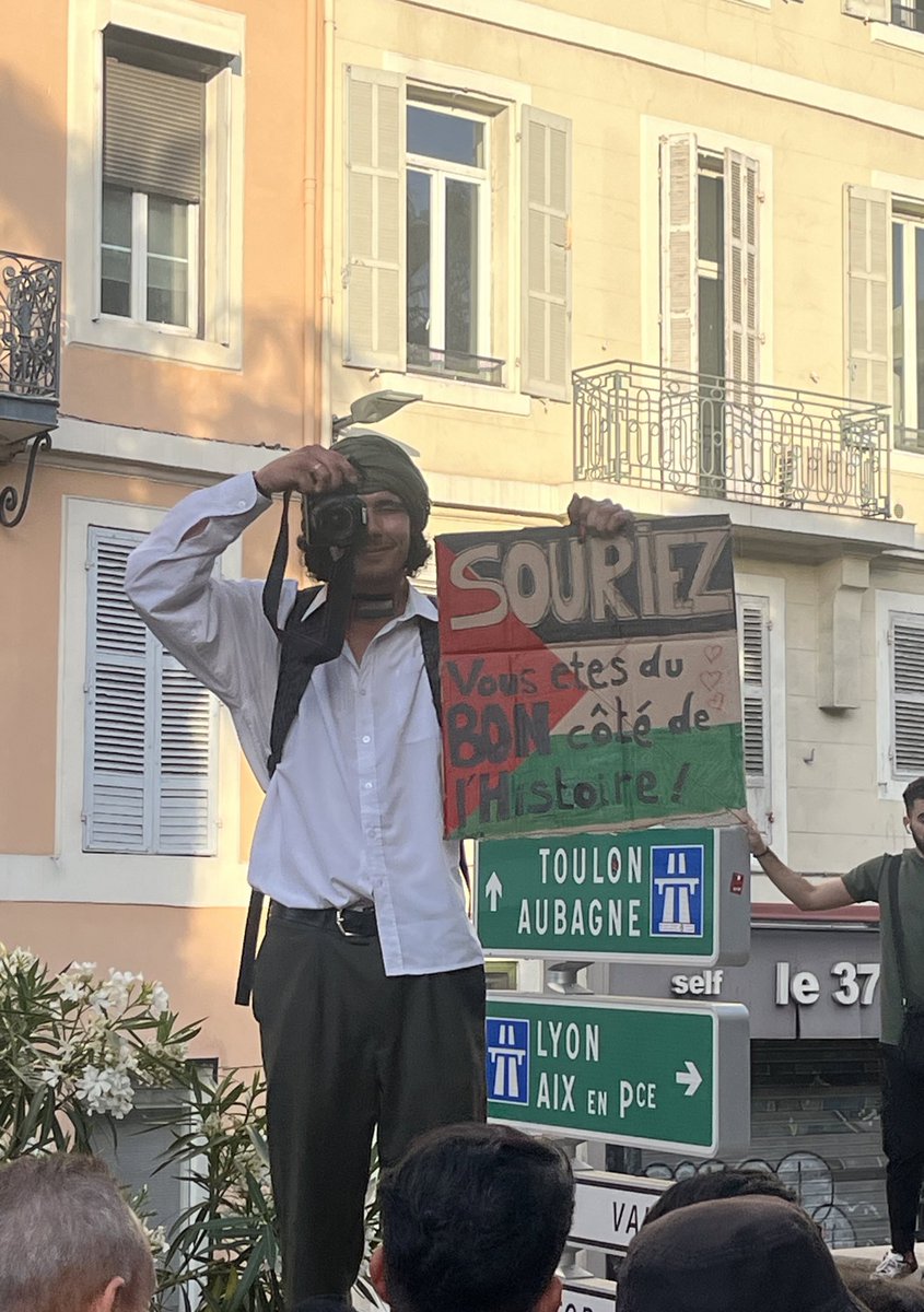 Spotted in Marseille, France today:

“Smile! You are on the right side of history.”

🇵🇸🇫🇷