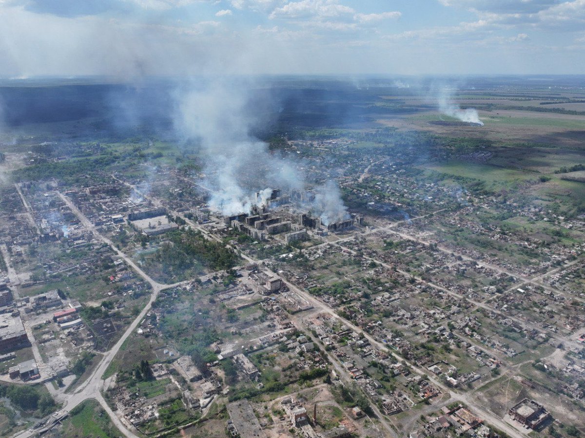 kriegsforscherD's tweet photo. That’s Vovchansk, Kharkiv oblast. This is how Ukraine is burning while we are not allowed to strike back.

That’s not a war. This is really a SMO where there is only one player and his victim.

I am sick and tired to be a victim. We must become a predator. Let us strike back. https://t.co/OHE9nsr8zE