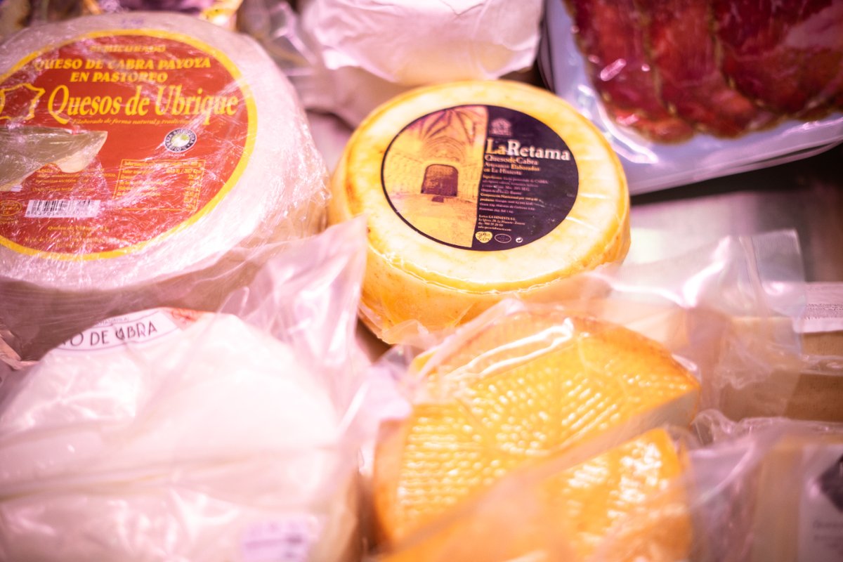 En nuestra tienda de La Jamonería de Carmen tenemos una gran variedad de quesos para todos los gustos 🧀
Desde queso tierno, queso semicurado, queso curado y hasta queso añejo... ¡para que elijas el que más te guste!