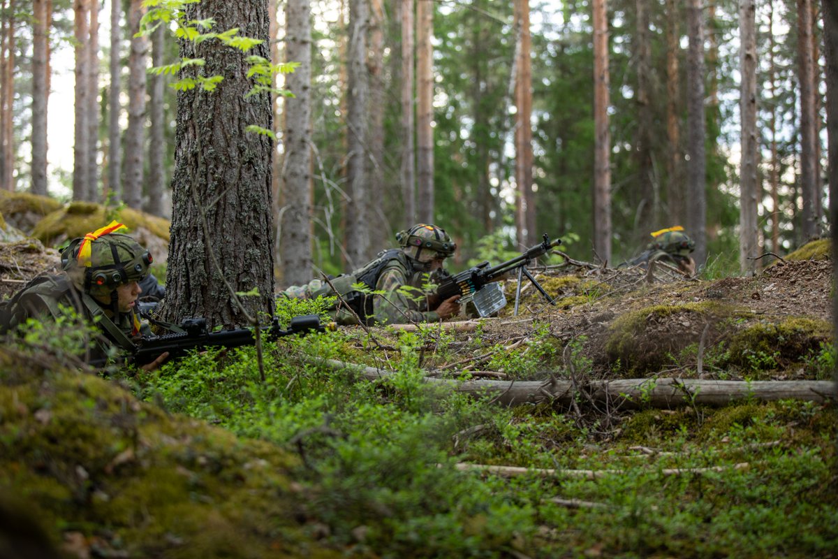 Maavoimat's tweet photo. Kymenlaaksossa @KarjalanPR johtamassa #Repo24-harjoituksessa hyökkäävän joukon kärki törmäsi puolustukseen ryhmittyneeseen viholliseen. Tavoite kuitenkin siintää vastustajan miinoitteiden ja sitkeän puolustuksen takana - kuten muissakin harjoituksissa.
#maavoimat https://t.co/TKkEUUsTGu