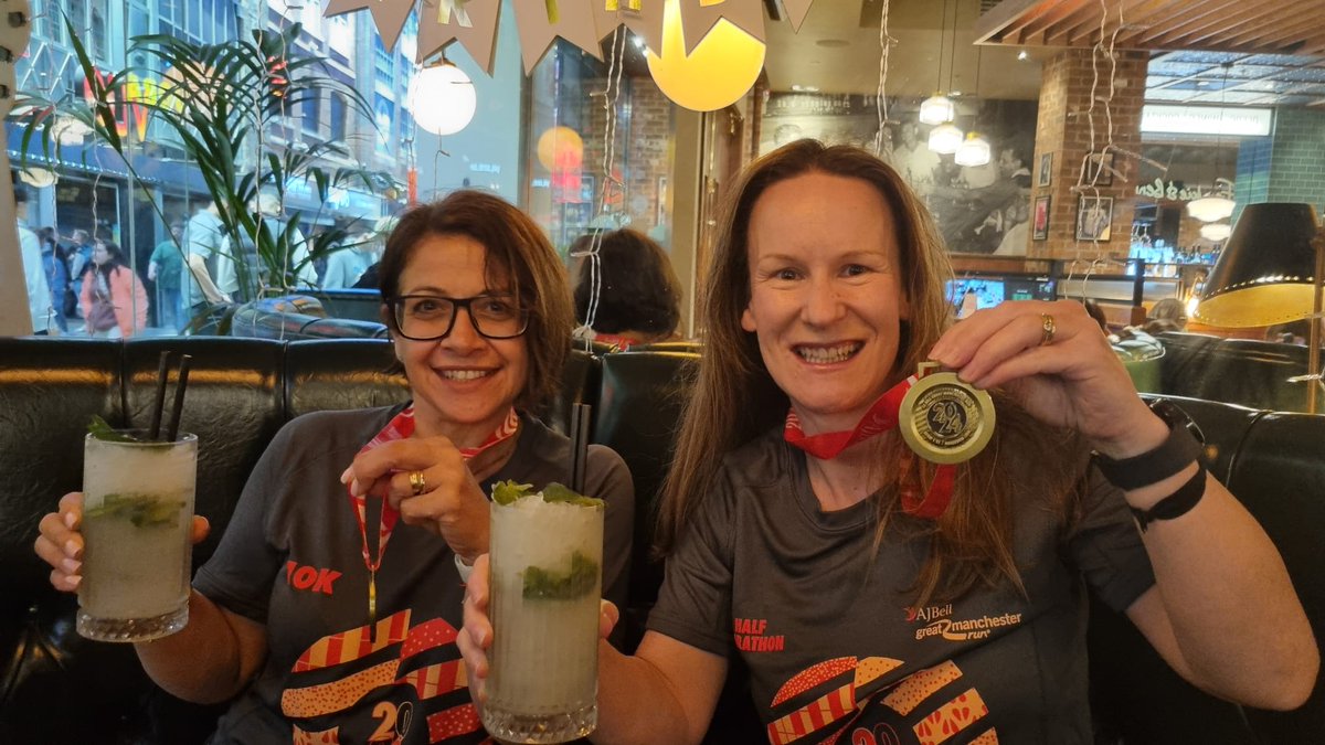 SkippyCazza's tweet photo. Ran our little hearts out and pretty chuffed with ourselves! 💕🏃🏼‍♀️🏃🏼‍♀️🤸🏼‍♀️🏃🏼‍♀️🤸🏼‍♀️🏃🏼‍♀️🏅🏅🏅🎉🎉🎉 #manchestergreatrun #mgr #halfmarathon @EleanorDurdy94 @rachelonlinefit @DurdyEleanor https://t.co/f0pNjElfKW