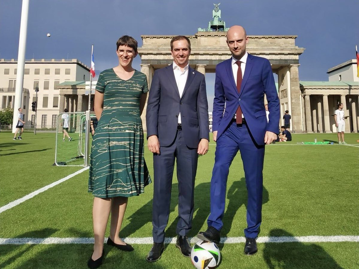 Devant la Porte de Brandebourg, les deux Présidents célèbrent avec la jeunesse franco-allemande l'été du sport qui s'annonce, de l’@EURO2024 aux Jeux de @Paris2024. Avec @AnnaLuehrmann, nous travaillons à faire de cet été un grand rendez-vous sportif pour l’🇪🇺 ! (3/10)