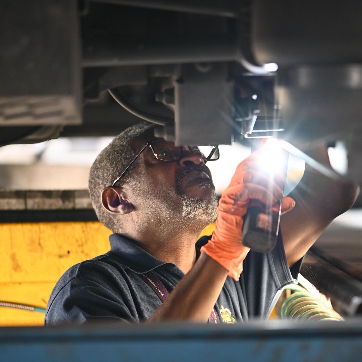 Our dedicated fleet technicians work tirelessly to service, repair and maintain our fleet 💚 Without them we wouldn't be able to have 400 ambulances and 80 rapid response cars on the roads in London every day. Find out how you can join this team 🔽 buff.ly/3R2yUbU