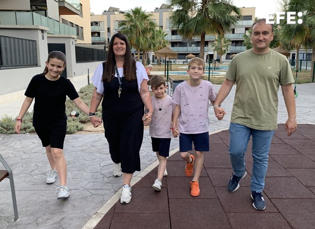 Marian Vaya, madre de tres niños con una enfermedad rara -Ataxia de Friedreich- ha escrito una carta al presidente del Gobierno, Pedro Sánchez, en la que dice que le "hierve la sangre" con la donación de más de 1.000 millones del Gobierno español al ucraniano para armamento.