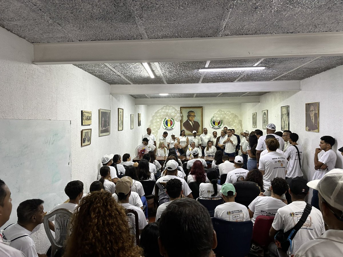 adbernabe's tweet photo. Acompañado de la valiosa juventud de #AcciónDemocrática Seccional Miranda, invito a todos los muchachos y muchachas de Venezuela a que se incorporen en la campaña presidencial de @Luisemartinezh, para que juntos ayudemos desde Miraflores hacer un gobierno de grandeza, progreso, bienestar y desarrollo.

AD desde su fundación ha sido un partido con vocación de poder y cuando hemos gobernado, lo hemos hecho pensando en las nuevas generaciones, ejemplo de ello fue la Beca Gran Mariscal de Ayacucho, obra impulsada por el presidente Carlos Andrés Pérez, para que salieran los jóvenes profesionales a seguirse preparando en universidades de afuera y regresaran a ponerle amor a Venezuela.

Seguro estoy que el #28Jul la juventud consciente, que quiere un cambio, oportunidades, bienestar, salarios dignos, saldrá a votar por la tarjeta blanca, abajo y a la izquierda, porque somos el partido que sabe gobernar. 

#VolveremosAVivirMejor 🇻🇪
#VenezuelaVotaBlanco 🗳️🏳️