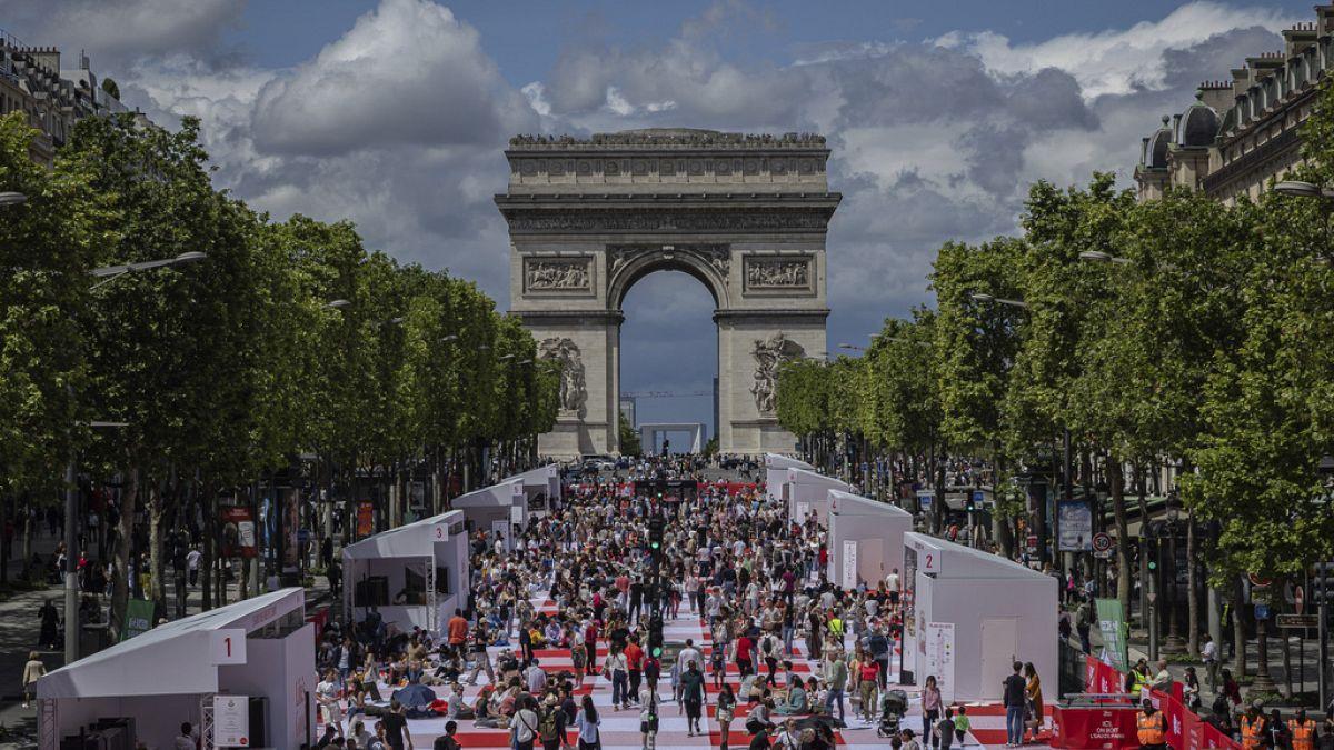 4000 Menschen sind durch eine Verlosung ausgewählt worden, auf einer 216 Meter langen Decke auf den Champs-Élysées zu picknicken. de.euronews.com/video/2024/05/…
