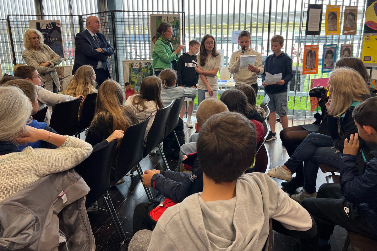 [#Collèges] Les collégiens sensibilisés au handicap grâce à l'art 🖼️

🎨 Ce matin, des collégiens ont présenté des projets artistiques créés autour de l’expo "Instants partagés" qui met en valeurs des enfants et des adultes handicapés : cartes postales, photos, livre, vidéo, etc.