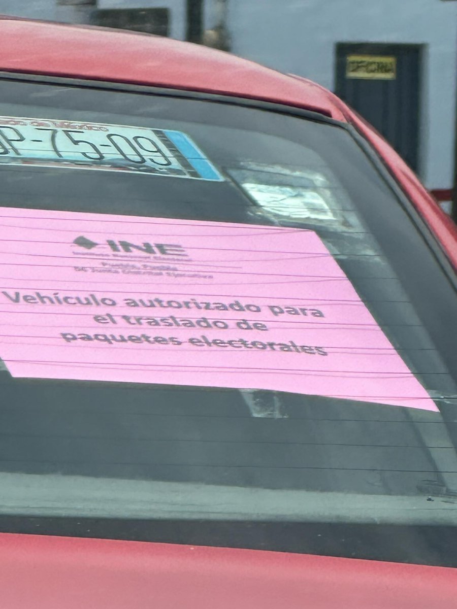 Nigromanterueda's tweet photo. Con las boletas robadas, el @Puebla_IEE @BlancaYCG y @SusanaRivasV ponen remedio:
Ahora los #Tsurus en los que transportan boletas electorales a presidentes de Mesas de Casilla traen estos carteles para que no se los roben ladrones solitarios en #Puebla
No tienen madre! https://t.co/GqV3C5nRHc
