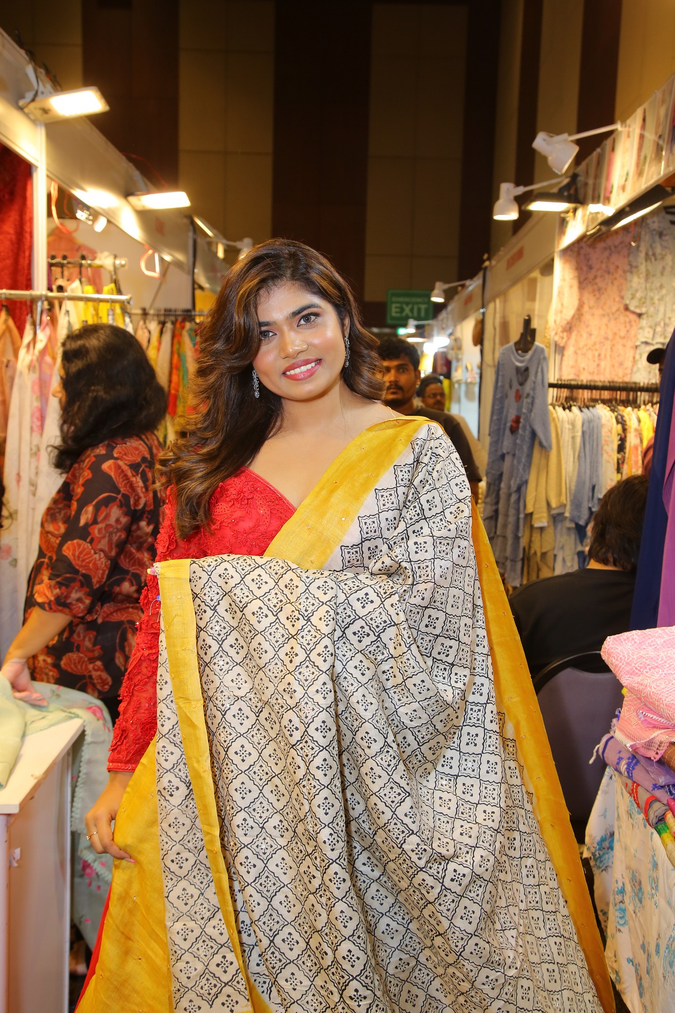 Sutraa – A Indian Fashion Lifestyle 3-Day Exhibition was Inaugurated by Actress Rithu Chowdary at Hotel Novotel, HICC, Madhapur. Hot Rithu Chowdary Biography, TV Actress Reethu Chowdary Telugu Hot heroine iiQ8