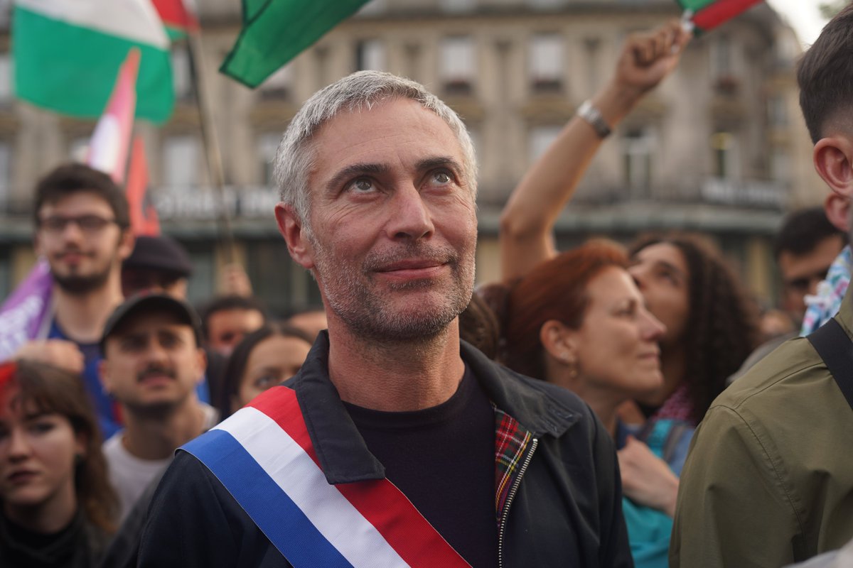 LegavreJerome's tweet photo. Rassemblement massif Place de la république à Paris. Des milliers de jeunes révoltés par le génocide en cours. Nous sommes à leurs côtés. Inconditionnellement. Ce qui est juste c’est leur révolte ! https://t.co/8PD2n9ray9