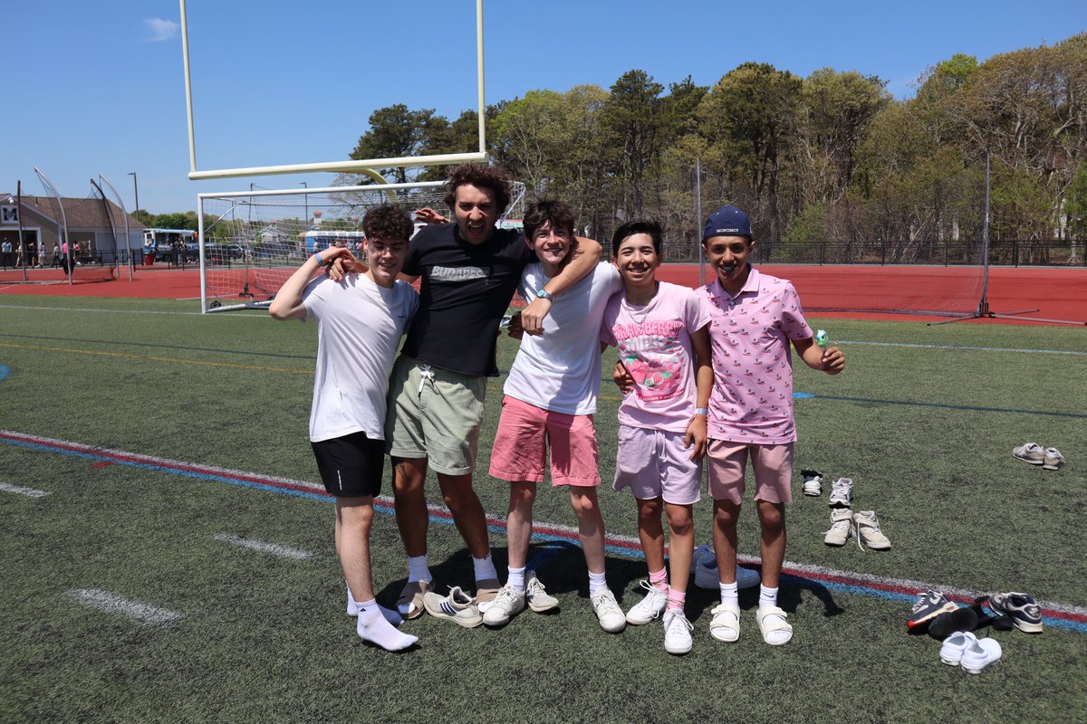 MonomoySchools's tweet photo. Friday's FinFest was a chance for our high school students to enjoy some outdoor fun, with lawn games, inflatables, food trucks, and more! Thanks to the MRHS Spirit Club for coordinating a great event! #MonomoySharks #FinFest https://t.co/tlEDyxD71x