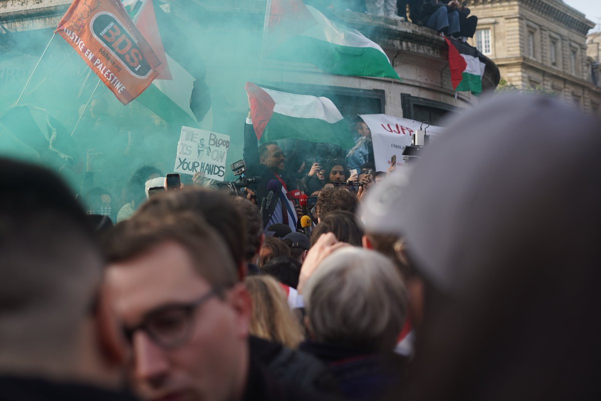 Rassemblement massif Place de la république à Paris. Des milliers de jeunes révoltés par le génocide en cours. Nous sommes à leurs côtés. Inconditionnellement. Ce qui est juste c’est leur révolte !