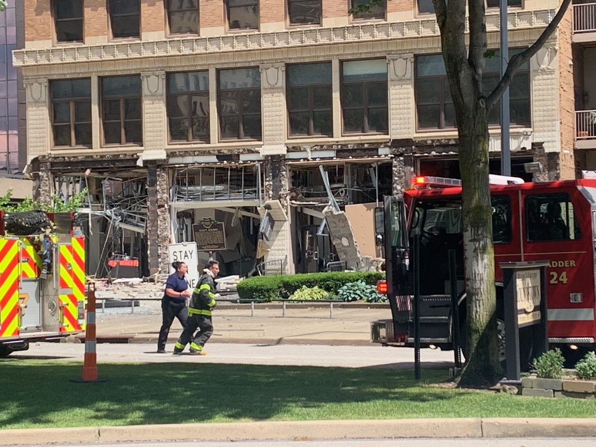 #BREAKING Youngstown fire crews are responding to a possible explosion at Chase bank in the Realty building downtown. First responders are ordering people to get back and move away from the building.
@21WFMJNews