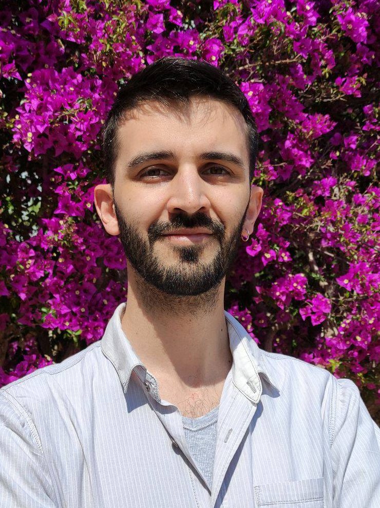 Des de #Reus, el nostre número 2, en Sergi Martín-Arbós (<a href="/SergiMA91/">Sergi - Σέρτζι 🇦🇬</a>). Fa recerca en l'àmbit de la Psicologia, especialment sobre aspectes educatius i metodologia.
El seu activisme es centra en els drets de les persones LGBTI+, la ciència oberta i la salut mental.