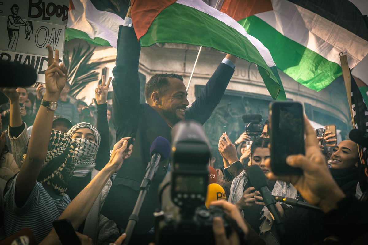 mbompard's tweet photo. Présent ce soir au rassemblement en soutien à la Palestine place de la République ainsi qu’à mon camarade @sebastiendelogu, exclu de l’assemblée nationale pour avoir brandi le drapeau Palestinien.

Nous ne nous tairons pas ! https://t.co/T0v5Klbez6