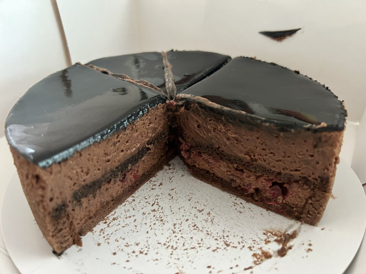 PerryVermeulen's tweet photo. Iedereen razend enthousiast over deze taart van examenkandidaten van Summa Brood en Banket!! ❤️ @summacollege https://t.co/C620h0P5lJ