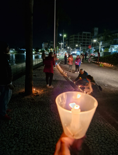 procoqueiros's tweet photo. Na segunda-feira da semana passada, 20 de maio, a comunidade de Coqueiros fez um ato com VELAS pedindo a iluminação da área pública em frente ao antigo Trintão/Trintão. Mais de cinquenta moradores passaram pelo local durante o protesto. https://t.co/B5z4XfT8Vz