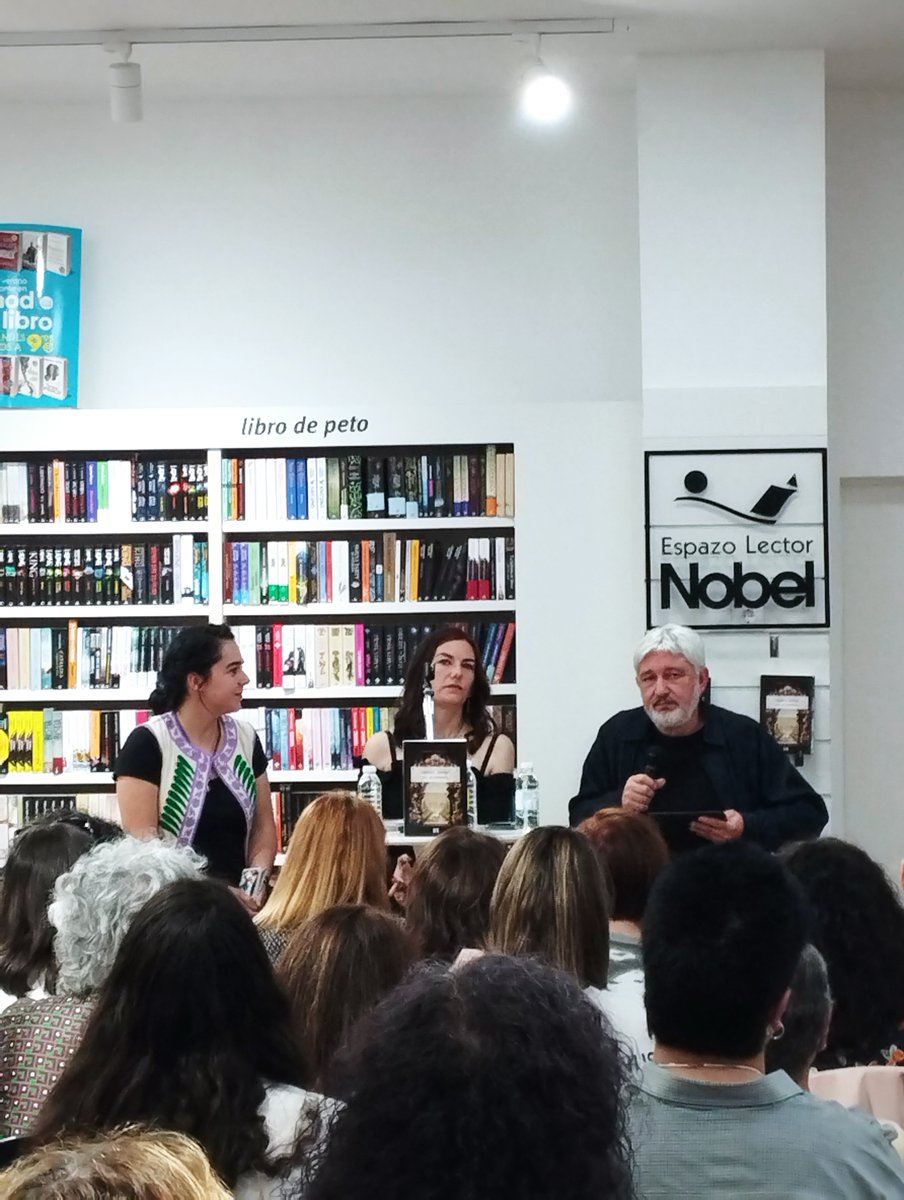 Achegámonos hoxe á @LibreriasNobel para escoitar a @LediciaCostas na presentación de Pel de cordeiro. No noso club de lectura #Afouteza inda estamos a _Golpes de luz_ e pronto nos xuntaremos para compartir impresións. Agora xa con ganas de ler o novo. #Clubsdelectura