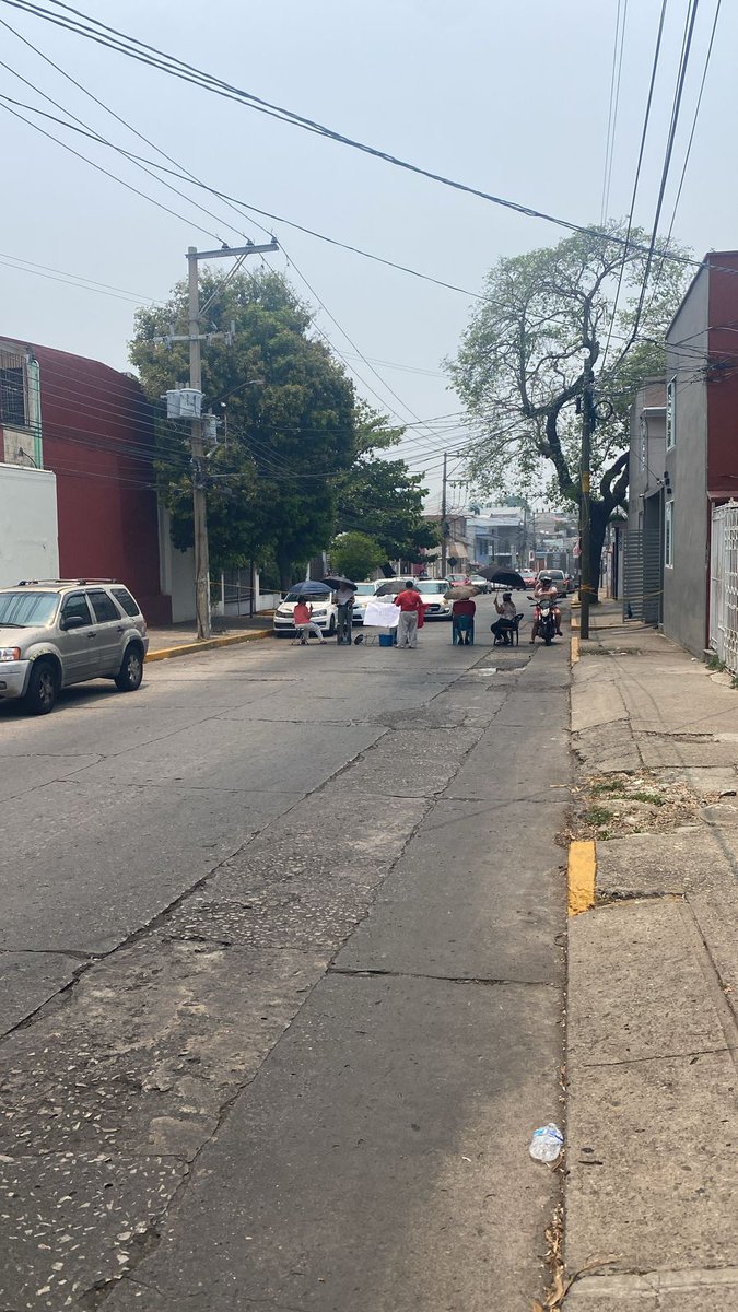 #Entérate | Siguen los cierres en diversas colonias de  #Villahermosa ante la falta de energía eléctrica.

Vecinos de la Col. Jesús García, se manifestaron esta tarde debido a que no tienen luz desde hace varias horas.

Lee más 👉 tinyurl.com/mrx3yrcf

📸 Javier Chávez