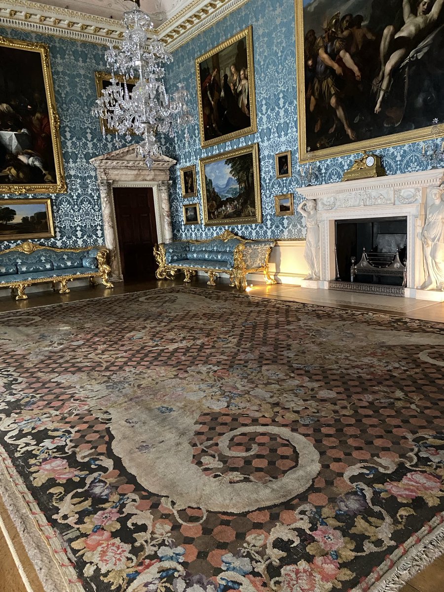 Rare example of early English carpet, made in 18th century in Axminster, mentioned by Duchess of Northumberland in 1766, as “very expensive Devonshire carpet.”
📷Drawing Room, Kedleston Hall