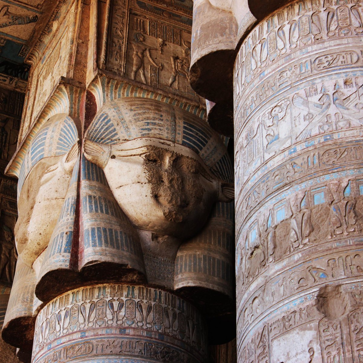 Sala hipóstila con columnas en el templo de Hathor en Dendera, Egipto #arte #Egipto